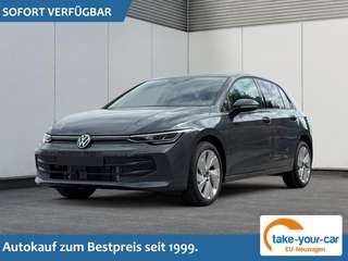 Schräge Frontansicht auf einen Volkswagen Golf , freigestellt