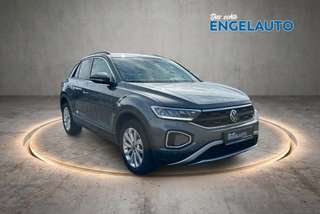 Schräge Frontansicht auf einen Volkswagen T-Roc , freigestellt