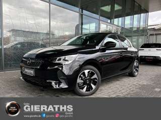 Schräge Frontansicht auf einen Opel Corsa , freigestellt