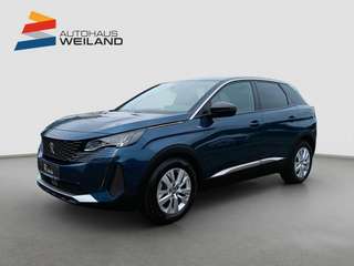 Schräge Frontansicht auf einen Peugeot 3008 , freigestellt