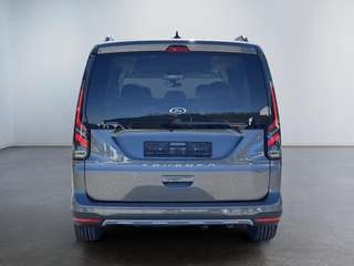 Schräge Frontansicht auf einen Ford Grand Tourneo , freigestellt