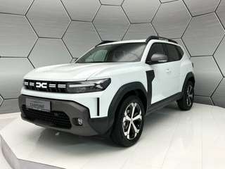 Schräge Frontansicht auf einen Dacia Duster , freigestellt