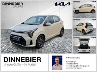 Schräge Frontansicht auf einen Kia Picanto , freigestellt