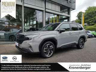 Schräge Frontansicht auf einen Subaru Forester , freigestellt