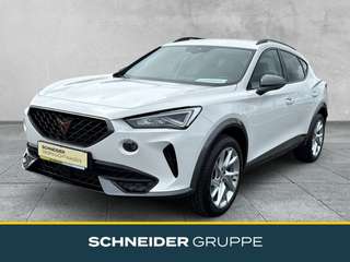 Schräge Frontansicht auf einen CUPRA Formentor , freigestellt