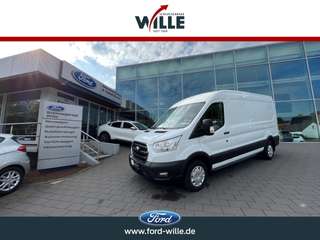 Schräge Frontansicht auf einen Ford Transit , freigestellt