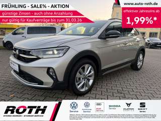 Schräge Frontansicht auf einen Volkswagen Taigo , freigestellt