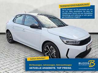 Schräge Frontansicht auf einen Opel Corsa , freigestellt