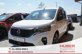 Schräge Frontansicht auf einen Nissan Townstar , freigestellt