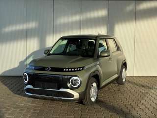 Schräge Frontansicht auf einen Hyundai Inster , freigestellt