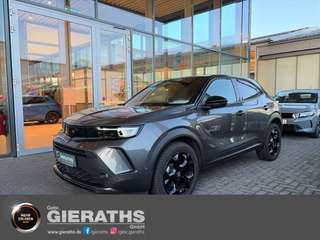 Schräge Frontansicht auf einen Opel Mokka , freigestellt