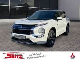 Schräge Frontansicht auf einen Mitsubishi Outlander , freigestellt