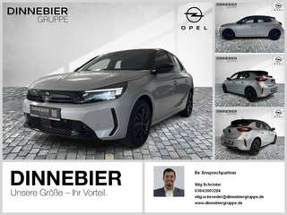 Schräge Frontansicht auf einen Opel Corsa , freigestellt