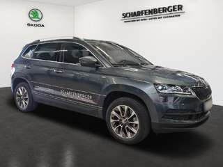 Schräge Frontansicht auf einen Skoda Karoq , freigestellt