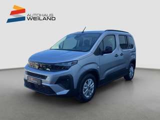 Schräge Frontansicht auf einen Peugeot Rifter , freigestellt