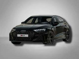 Schräge Frontansicht auf einen Audi RS3 , freigestellt