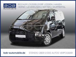 Schräge Frontansicht auf einen Hyundai Staria , freigestellt