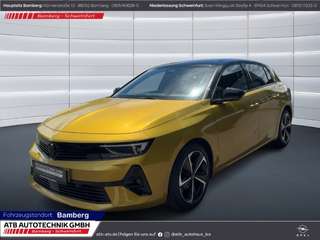 Schräge Frontansicht auf einen Opel Astra , freigestellt