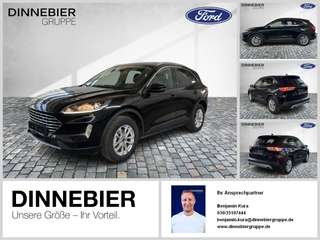 Schräge Frontansicht auf einen Ford Kuga , freigestellt