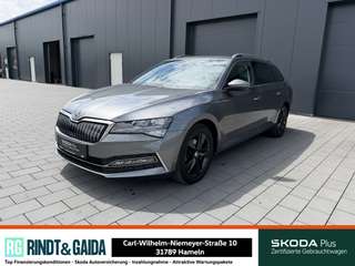 Schräge Frontansicht auf einen Skoda Superb , freigestellt