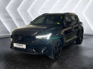 Schräge Frontansicht auf einen Volvo XC40 , freigestellt