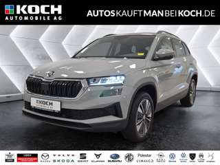 Schräge Frontansicht auf einen Skoda Karoq , freigestellt