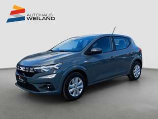 Schräge Frontansicht auf einen Dacia Sandero , freigestellt