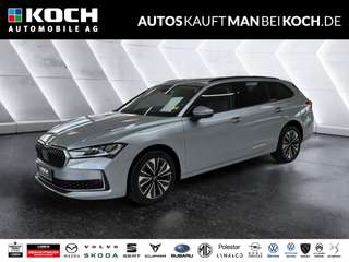 Schräge Frontansicht auf einen Skoda Superb , freigestellt