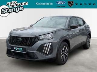 Schräge Frontansicht auf einen Peugeot 2008 , freigestellt