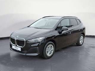 Schräge Frontansicht auf einen BMW 2er-Reihe , freigestellt