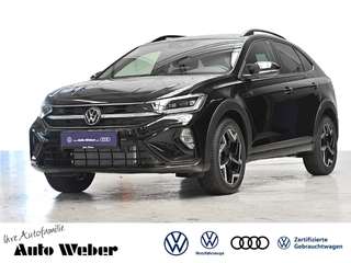 Schräge Frontansicht auf einen Volkswagen Taigo , freigestellt