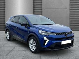 Schräge Frontansicht auf einen Renault Symbioz , freigestellt