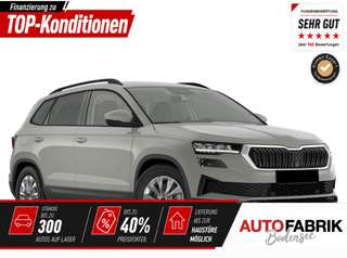 Schräge Frontansicht auf einen Skoda Karoq , freigestellt