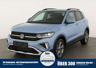 Schräge Frontansicht auf einen Volkswagen T-Cross , freigestellt