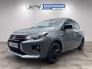 Schräge Frontansicht auf einen Mitsubishi Space Star , freigestellt