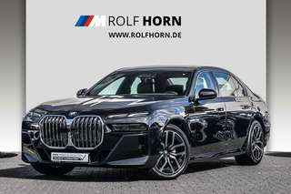 Schräge Frontansicht auf einen BMW 7er-Reihe , freigestellt