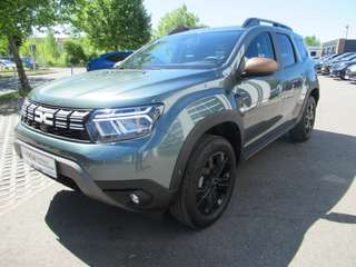 Schräge Frontansicht auf einen Dacia Duster , freigestellt