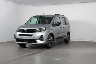 Schräge Frontansicht auf einen Opel Combo Life , freigestellt