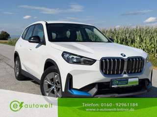 Schräge Frontansicht auf einen BMW iX1 , freigestellt