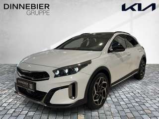 Schräge Frontansicht auf einen Kia XCeed , freigestellt