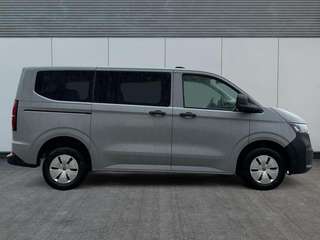 Schräge Frontansicht auf einen Volkswagen Caravelle , freigestellt