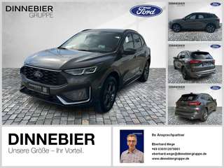 Schräge Frontansicht auf einen Ford Kuga , freigestellt