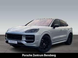 Schräge Frontansicht auf einen Porsche Cayenne , freigestellt