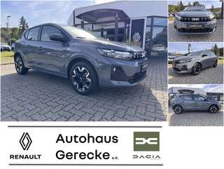 Schräge Frontansicht auf einen Dacia Sandero , freigestellt