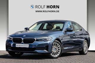 Schräge Frontansicht auf einen BMW 5er-Reihe , freigestellt
