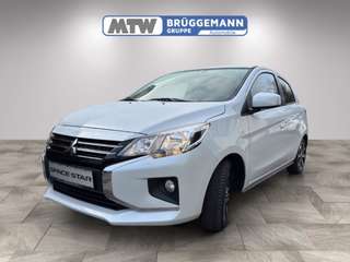 Schräge Frontansicht auf einen Mitsubishi Space Star , freigestellt