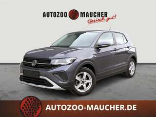 Schräge Frontansicht auf einen Volkswagen T-Cross , freigestellt