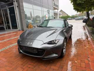 Schräge Frontansicht auf einen Mazda MX-5 , freigestellt