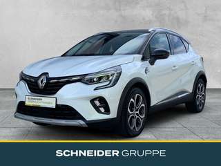 Schräge Frontansicht auf einen Renault Captur , freigestellt