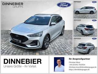Schräge Frontansicht auf einen Ford Focus , freigestellt